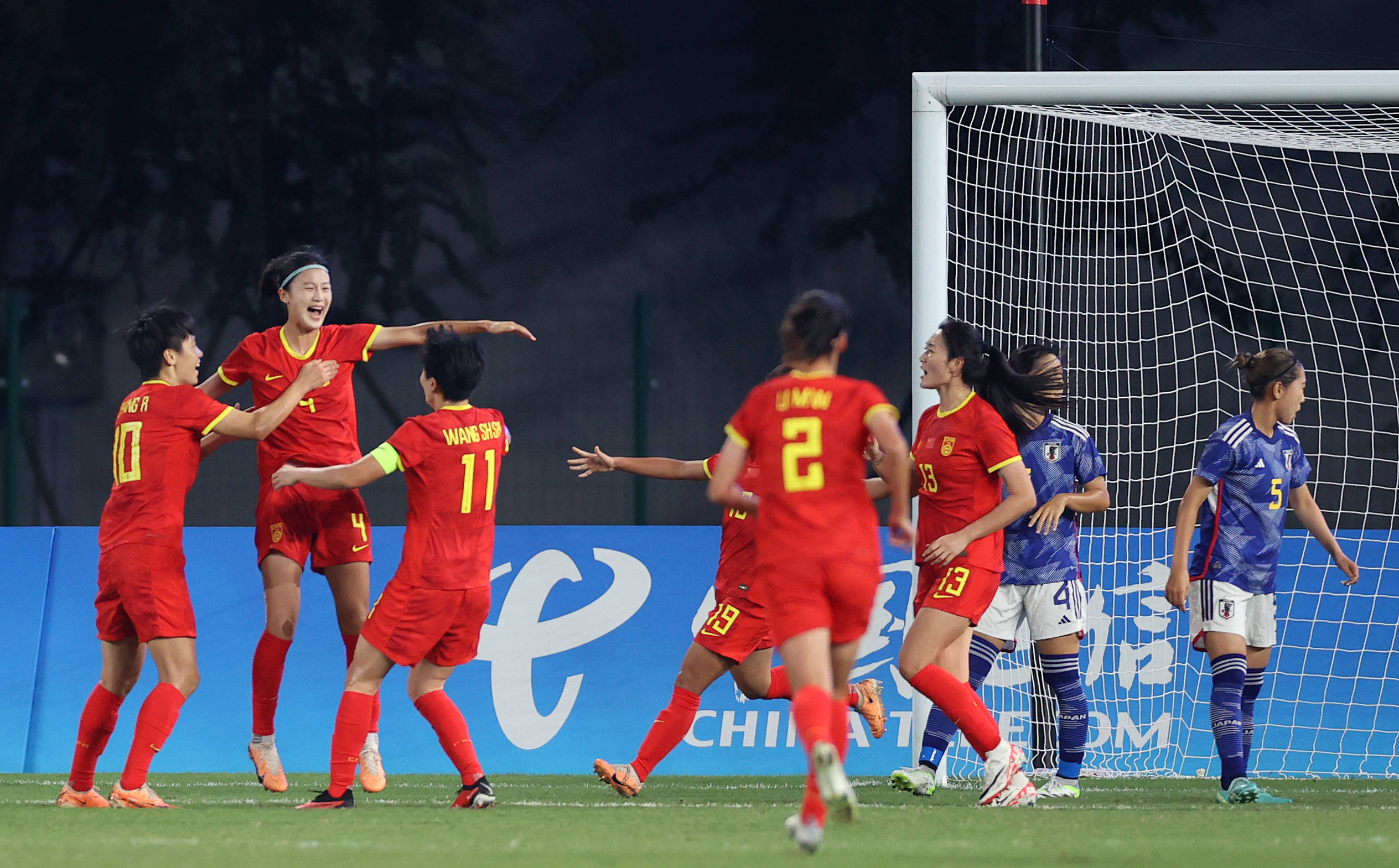 亚洲杯女足比赛，中国队决胜场上